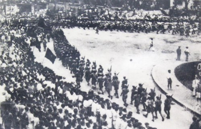 Từng hàng dài lực lượng vệ quốc quân diễu hành dọc các tuyến phố chính của Hà Nội bên cạnh sự chào đón của người dân. Nguồn ảnh: TL.