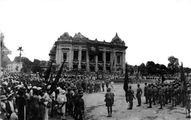 Nhà Hát Lớn Hà Nội là một trong những địa điểm quy tụ nhiều người dân Thủ đô đến dự buổi lễ mừng ngày độc lập. Nguồn ảnh: TL.