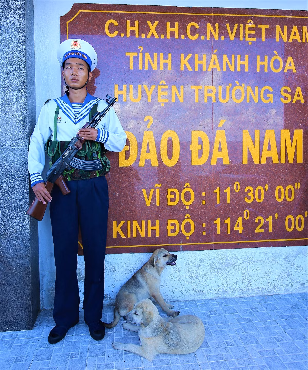 Chó trên đảo Đá Nam canh gác cùng chiến sĩ Quân đội Nhân dân Việt Nam. Nguồn ảnh: TL.
