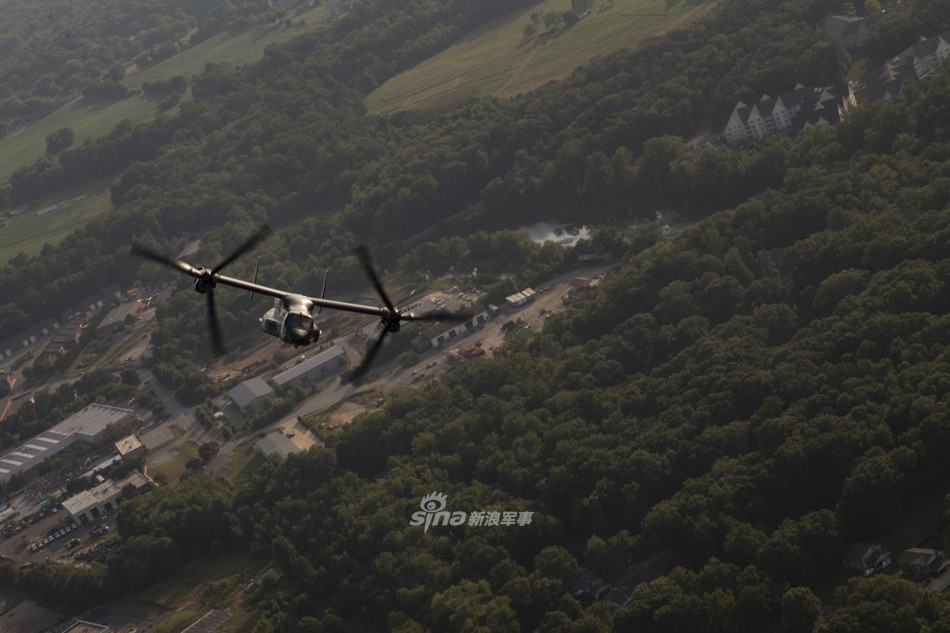 Khẩu súng máy nòng xoay này có tổng cộng 6 nòng, được điều khiển từ khoang lái bởi hệ thống điện tử và sử dụng cỡ đạn 7,62x51mm chuẩn NATO. Nguồn ảnh: Sina.