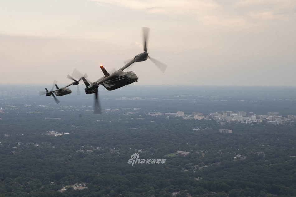 Khi mang theo loại vũ khí này, cửa sau của V-22 Osprey sẽ luôn mở, xạ thủ súng máy sẽ ngồi ở giữa cửa để vừa có tầm nhìn phía sau máy bay như một hoa tiêu, vừa có vũ khí để tự vệ và yểm trợ việc bốc - đổ quân. Nguồn ảnh: Sina.