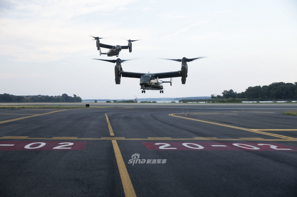 Loại máy bay lai trực thăng này có thể chở theo tối đa 32 lính cùng đầy đủ trang thiết bị hoặc 9 tấn hàng hoá. Giống với CH-47, máy bay V-22 Osprey cũng có thể treo dây kéo hàng từ dưới bụng. Nguồn ảnh: Sina.