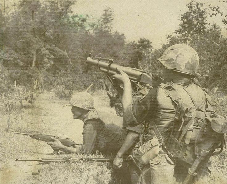 Trên chiến trường, lối đánh của quân binh lính Mỹ thường sử dụng hoả lực súng máy tốc độ bắn cao để áp đảo đối phương sau đó sử dụng loại súng phóng lựu này để tung đòn "kết liễu" đối thủ đằng sau vật che chắn. Nguồn ảnh: Pinterest.