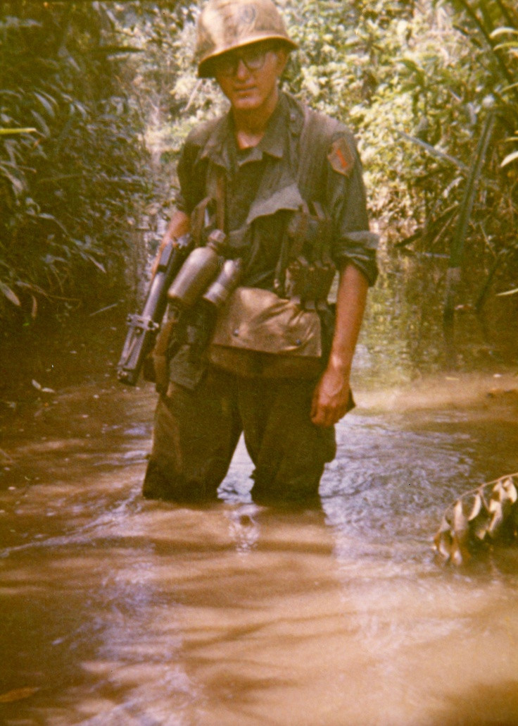 Được sử dụng trong Chiến tranh Việt Nam từ cuối những năm 60 của thế kỷ trước, súng phóng lựu M79 là một loại vũ khí cá nhân được ra đời để cung cấp hoả lực mạnh ở khoảng cách gần hơn tầm bắn tối thiểu của súng cối nhưng xa hơn tầm ném lựu đạn bằng tay thông thường. Nguồn ảnh: Pinterest.