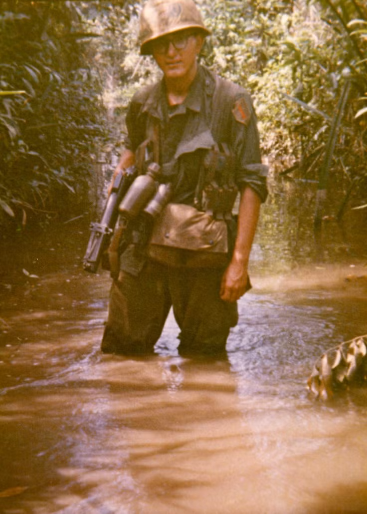 Được sử dụng trong Chiến tranh Việt Nam từ cuối những năm 60 của thế kỷ trước, súng phóng lựu M79 là một loại vũ khí cá nhân được ra đời để cung cấp hoả lực mạnh ở khoảng cách gần hơn tầm bắn tối thiểu của súng cối nhưng xa hơn tầm ném lựu đạn bằng tay thông thường. Nguồn ảnh: Pinterest.