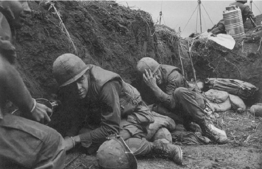 Binh lính Mỹ "giáp trụ đầy mình" nằm chịu trận trong những đợt pháo kích của ta vào cứ điểm Khe Sanh năm 1968. Nguồn ảnh: Theatlantic.