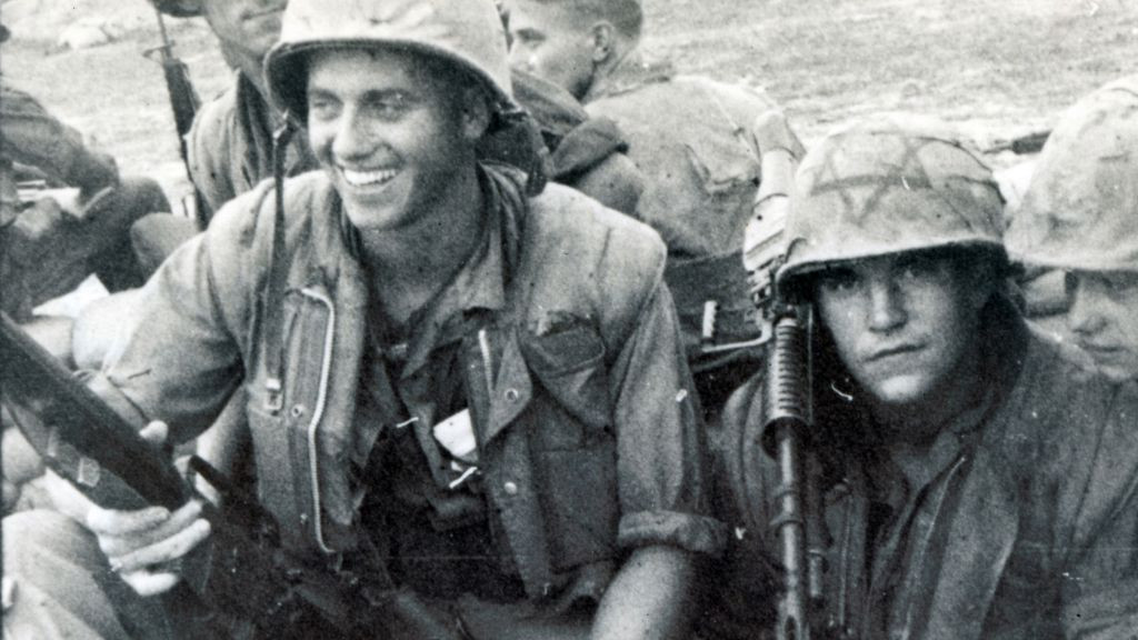 Các phiên bản cải tiến sau này của áo giáp Flak được thiết kế với nhiều túi hộp giúp người lính có thể chứa được nhiều vật dụng cá nhân và đạn dược mà không cần phải mang thêm một chiếc áo vest chiến thuật nữa. Nguồn ảnh: Thevietnamwar.