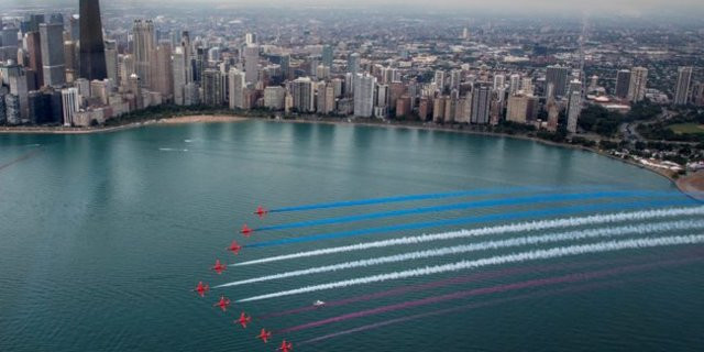 Hiện tại, đội bay Mũi Tên Đỏ của không quân Hoàng gia Anh đang có chuyến lưu diễn lớn nhất trong vòng 11 năm trở lại đây. Trong chuyến lưu diễn này, các máy bay trong đội bay trình diễn sẽ biểu diễn ở 26 thành phố lớn tại Mỹ và Canada trong thời gian 11 tuần. Nguồn ảnh: BI.