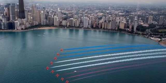 Hiện tại, đội bay Mũi Tên Đỏ của không quân Hoàng gia Anh đang có chuyến lưu diễn lớn nhất trong vòng 11 năm trở lại đây. Trong chuyến lưu diễn này, các máy bay trong đội bay trình diễn sẽ biểu diễn ở 26 thành phố lớn tại Mỹ và Canada trong thời gian 11 tuần. Nguồn ảnh: BI.