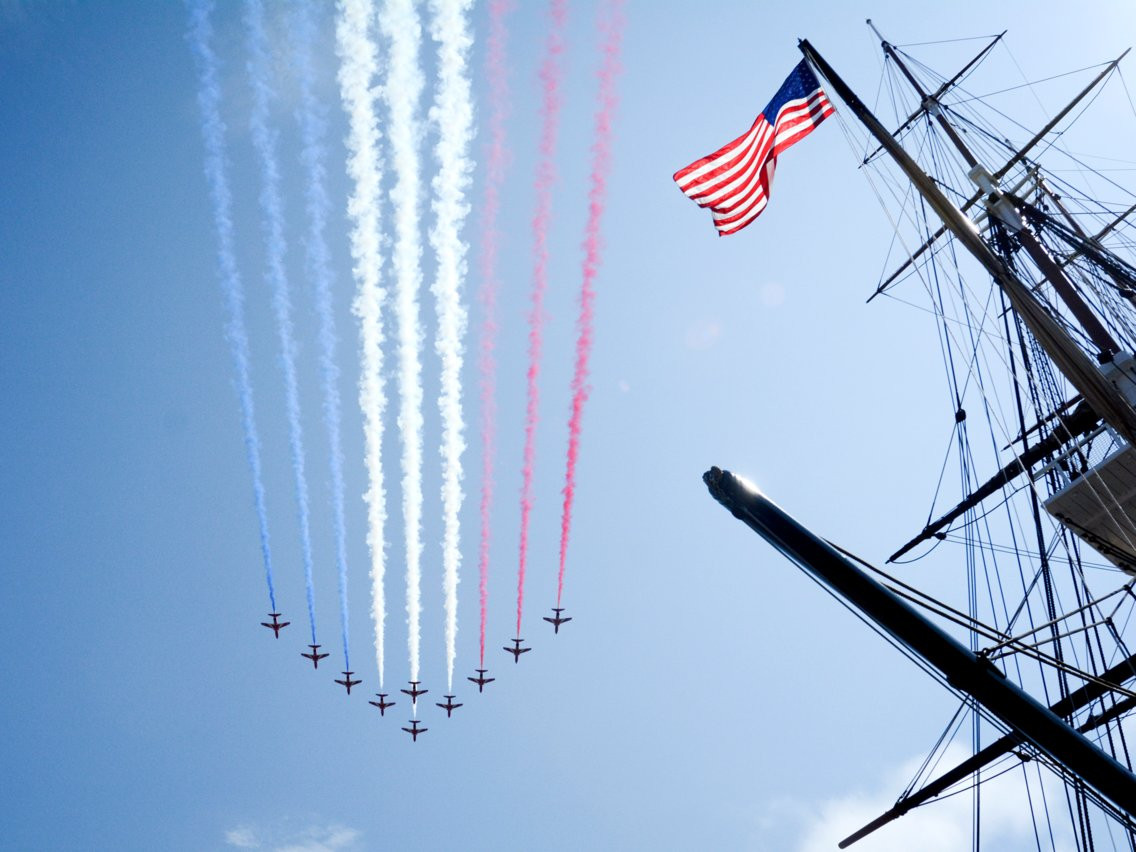 Trong màn trình diễn vào hôm qua tại New York, các máy bay T1 Hawk của đội bay Mũi Tên Đỏ đã cất cánh từ sân bay Stewart sau đó bay thẳng tới sông Hudson, lượn một vòng Manhattan và bay qua những địa danh nổi tiếng khác của New York. Nguồn ảnh: BI.