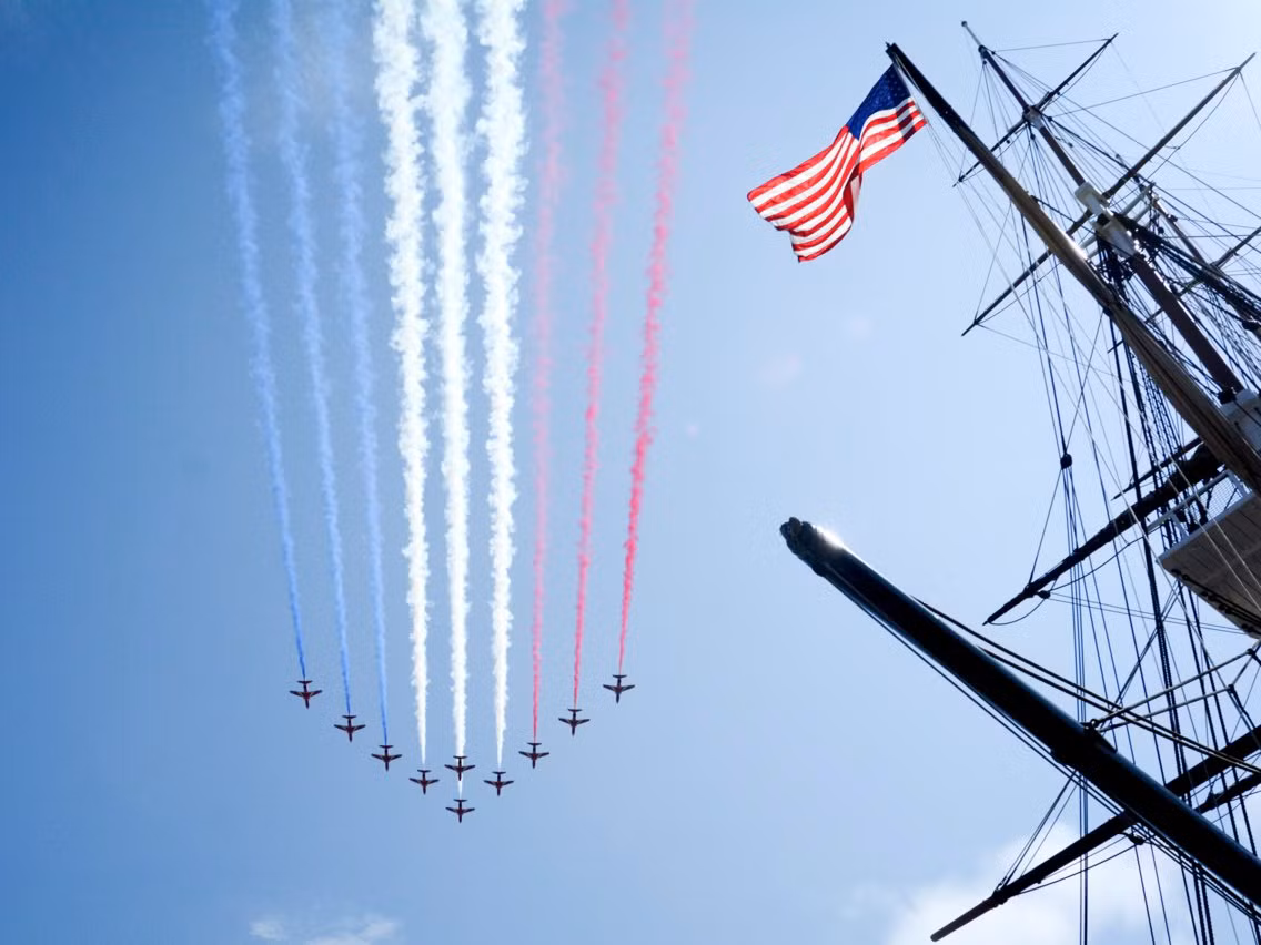 Trong màn trình diễn vào hôm qua tại New York, các máy bay T1 Hawk của đội bay Mũi Tên Đỏ đã cất cánh từ sân bay Stewart sau đó bay thẳng tới sông Hudson, lượn một vòng Manhattan và bay qua những địa danh nổi tiếng khác của New York. Nguồn ảnh: BI.