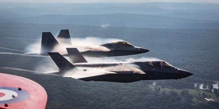Các chiến đấu cơ F-35 bay sát sườn máy bay T1 Hawk trong buổi trình diễn vừa diễn ra tại New York vào hôm qua. Nguồn ảnh: BI.