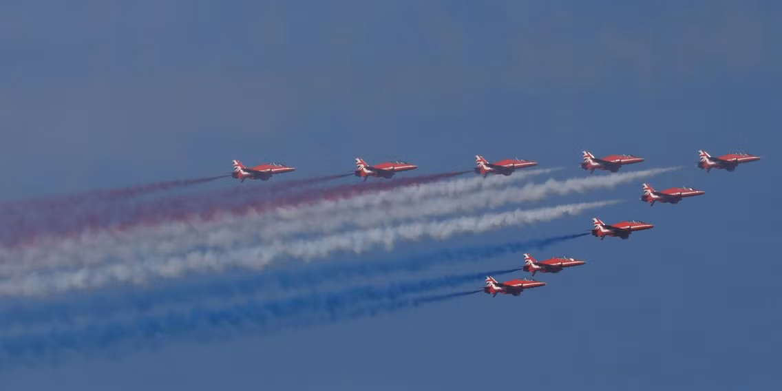 Các máy bay T1 Hawk của Không quân Hoàng gia Anh trong lực lượng bay trình diễn của quốc gia này vừa có màn trình diễn cực kỳ thuyết phục và mãn nhãn trên bầu trời New York. Nguồn ảnh: BI.