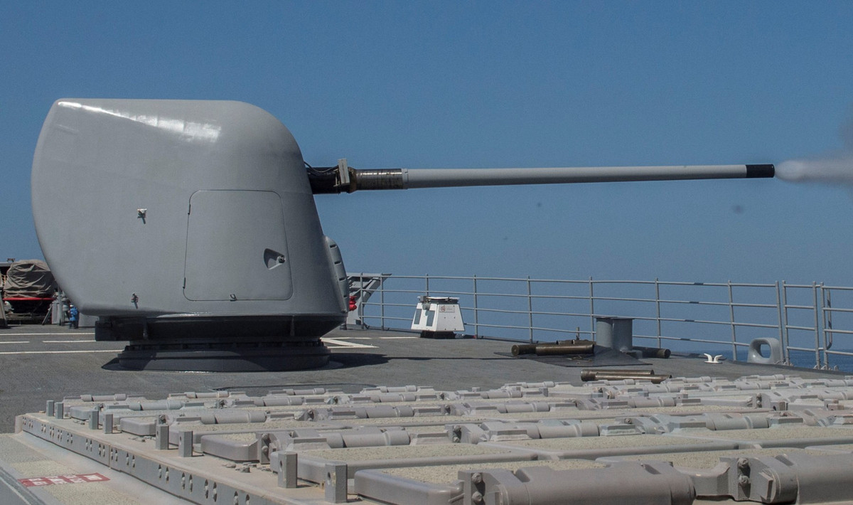 Cơ số đạn dự trữ của khẩu Mark 45 tuỳ thuộc theo từng loại tàu chiến sẽ có số lượng nhiều - ít khác nhau. Cụ thể như trên tuần dương hạm lớp Ticonderoga, cơ số đạn dự trữ của khẩu pháo này là 600 viên, trên khu trục hạm lớp Arleigh Burke cơ số đạn dự trữ lên tới 680 viên trong khi đó với các lớp tàu khác cơ số đạn dự trữ chỉ là 475 tới 500 viên. Nguồn ảnh: QQ.