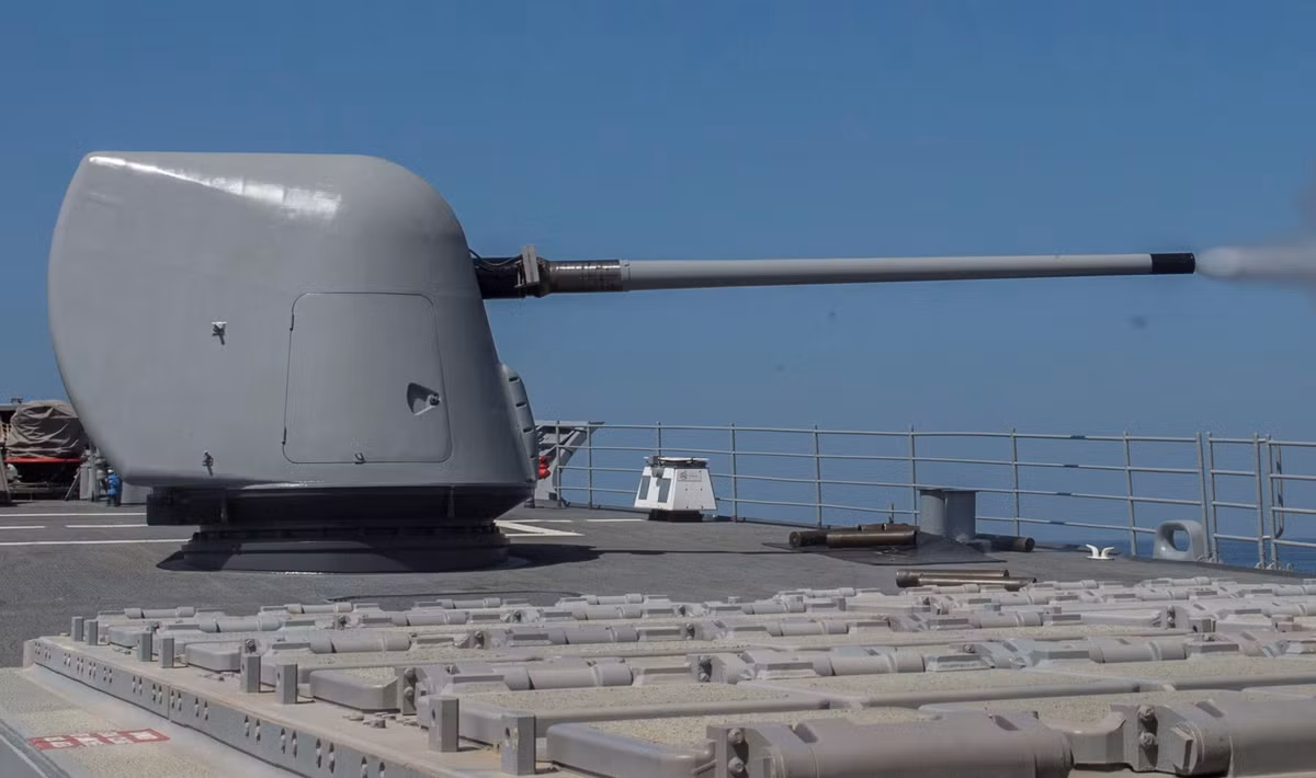 Cơ số đạn dự trữ của khẩu Mark 45 tuỳ thuộc theo từng loại tàu chiến sẽ có số lượng nhiều - ít khác nhau. Cụ thể như trên tuần dương hạm lớp Ticonderoga, cơ số đạn dự trữ của khẩu pháo này là 600 viên, trên khu trục hạm lớp Arleigh Burke cơ số đạn dự trữ lên tới 680 viên trong khi đó với các lớp tàu khác cơ số đạn dự trữ chỉ là 475 tới 500 viên. Nguồn ảnh: QQ.