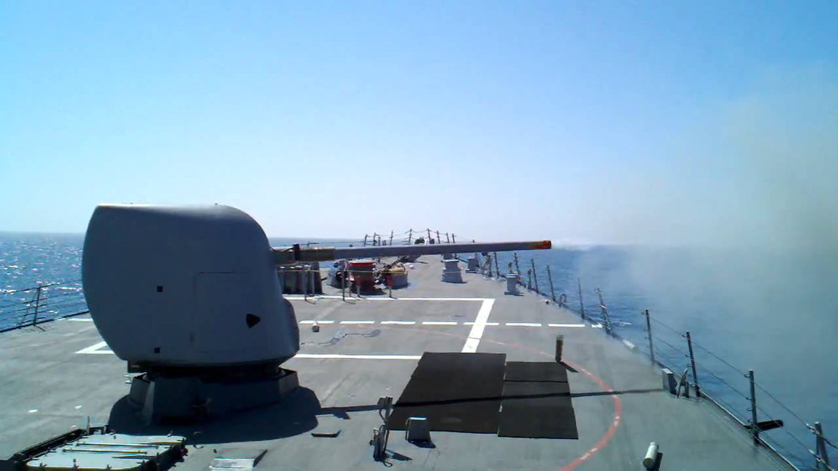 Thiết kế của hải pháo Mark 45 cực kỳ đặc biệt, nó không phải là một khẩu pháo nòng trơn nhưng cũng không phải pháo có rãnh xoắn. Thiết kế của Mark 45 có sự kết hợp cả hai kiểu nòng này và trong chiều dài 6,8 mét của nòng pháo chỉ có 5,8 mét có rãnh xoắn, đoạn còn lại là nòng trơn. Nguồn ảnh: QQ.