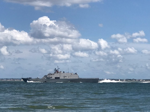 Tàu có độ giãn nước tối đa 3900 tấn khi đầy tải, chiều dài của tàu lên tưới 115 mét và có lườn rộng 17,5 mét. Tàu được trang bị hai động cơ tua-bin khí do Rolls-Royce thiết kế cùng với hai động cơ diesel và bốn máy bơm nước áp lực cao để cung cấp lực đẩy cho tàu thay hệ thống chân vịt. Nguồn ảnh: Ussbillingslcs15.