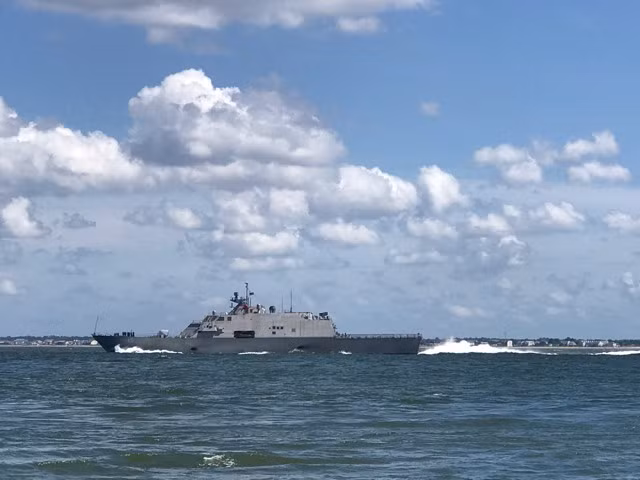 Tàu có độ giãn nước tối đa 3900 tấn khi đầy tải, chiều dài của tàu lên tưới 115 mét và có lườn rộng 17,5 mét. Tàu được trang bị hai động cơ tua-bin khí do Rolls-Royce thiết kế cùng với hai động cơ diesel và bốn máy bơm nước áp lực cao để cung cấp lực đẩy cho tàu thay hệ thống chân vịt. Nguồn ảnh: Ussbillingslcs15.