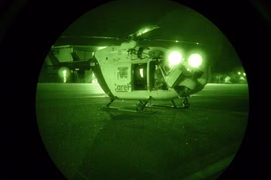 Nhược điểm đầu tiên của tất cả các loại kính nhìn đêm đó là nó quá cồng kềnh, khi không cần sử dụng binh lính có thể hất ngược kính lên phía trên mũ, tuy nhiên cách thức này lại khiến chiếc kính trở nên rất vướng víu khi binh lính chui rúc qua bụi dậm hay luồn lách trong những khu vực chật hẹp. Nguồn ảnh: Pinterest.