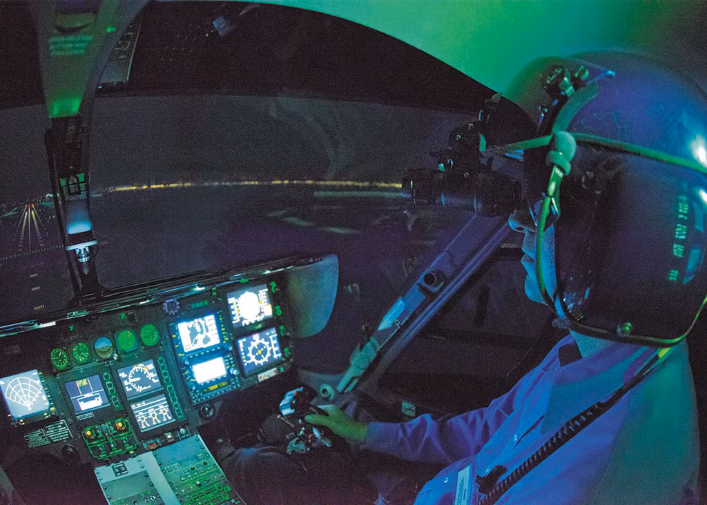 Nhược điểm tiếp theo của kính nhìn đêm đó là người lính dù nhìn được trong đêm tối nhưng đó là những hình ảnh đơn sắc - chỉ bao gồm màu xanh lá cây. Nguồn ảnh: Pinterest.