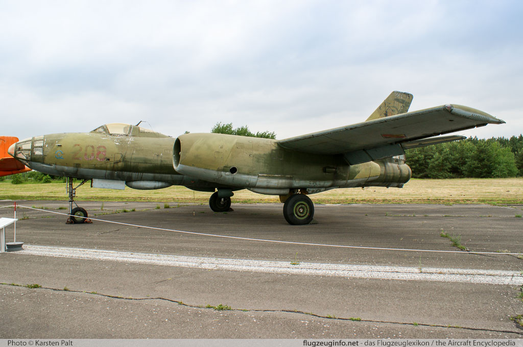 Il-28 trang bị hai động cơ tuốc bin phản lực Klimov VK-1A (dùng trên máy bay tiêm kích MiG-17) cho phép máy bay đạt tốc độ tối đa 902km/h, bán kính tác chiến gần 1.000km, trần bay tối đa hơn 12.000m. Nguồn ảnh: Rusmil.