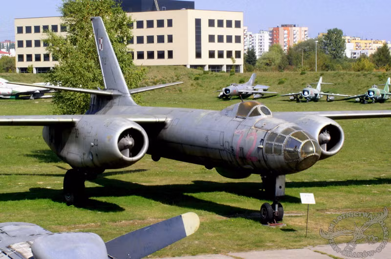 Ilyushin Il-28 là một máy bay ném bom phản lực ban đầu được chế tạo cho Không quân Liên Xô và là chiếc đầu tiên kiểu như vậy đi tới giai đoạn sản xuất hàng loạt tại Liên bang Xô viết. Nó cũng được chế tạo theo giấy phép tại Trung Quốc với ký hiệu Hong H-5. Nguồn ảnh: Rusmil.