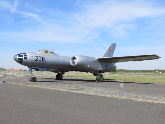 Máy bay có phi hành đoàn tiêu chuẩn ba người trong đó bao gồm phi công, pháo thủ và một nhân viên cắt bom. Tổng chiều dài của chiếc oanh tạc cơ phản lực này là 17,6 mét, sải cánh 21,5 mét và có trọng lượng rỗng 11.890 kg. Nguồn ảnh: Flickr.