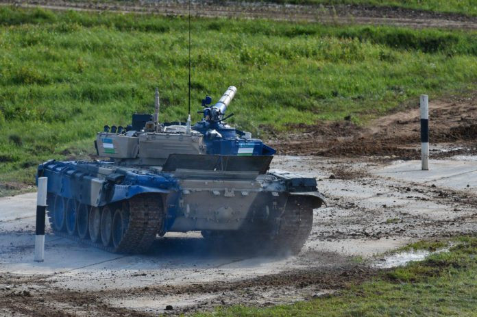 Theo thông số được ban tổ chức hiển thị trên màn hình, đội xe tăng của Uzbekistan đạt tốc độ tối đa lên tới 72 km/h - nghĩa là gần đạt được tốc độ tối đa theo thiết kế của xe tăng T-72B3. Nguồn ảnh: Pinterest.