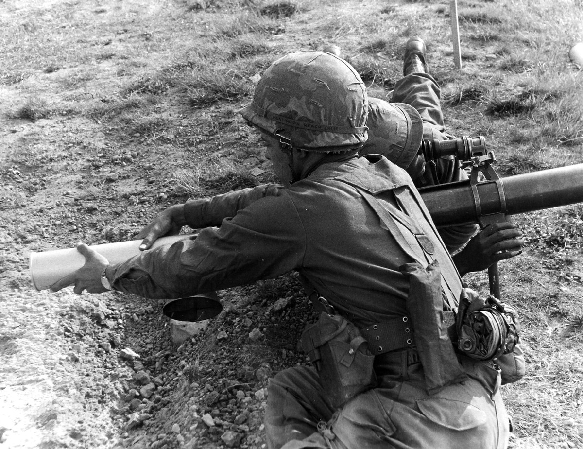 Đây là khẩu súng dùng hỏa lực trực tiếp cùng với kỹ thuật sử dụng thước ngắm để có thể tính toán đường đi của đạn dựa trên các vật chuẩn trong một phạm vi nhất định. Nguồn ảnh: Pinterest.