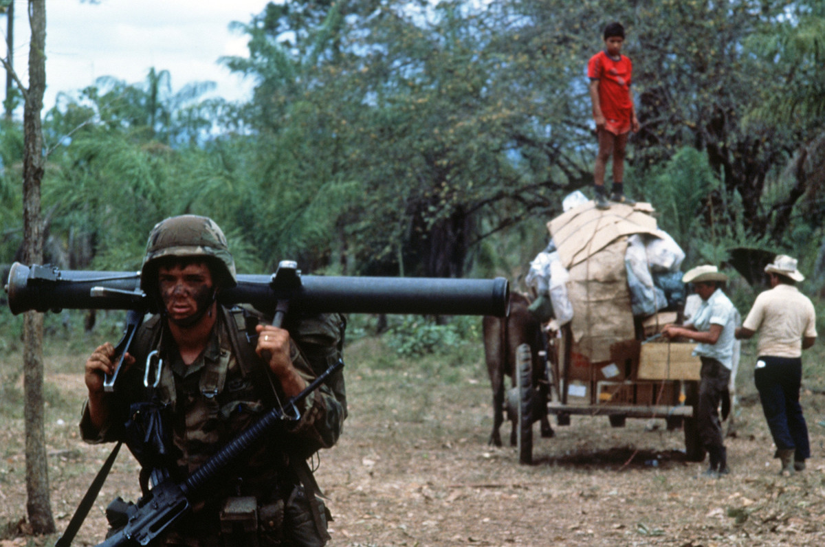 Tầm bắn của M67 vào khoảng 2000 mét với sơ tốc đầu nòng chỉ khoảng 200 mét/giây - tốc độ đủ chậm để xạ thủ có thể nhìn rõ được đường đạn để hiệu chỉnh lại những phát bắn sau. Nguồn ảnh: Pinterest.