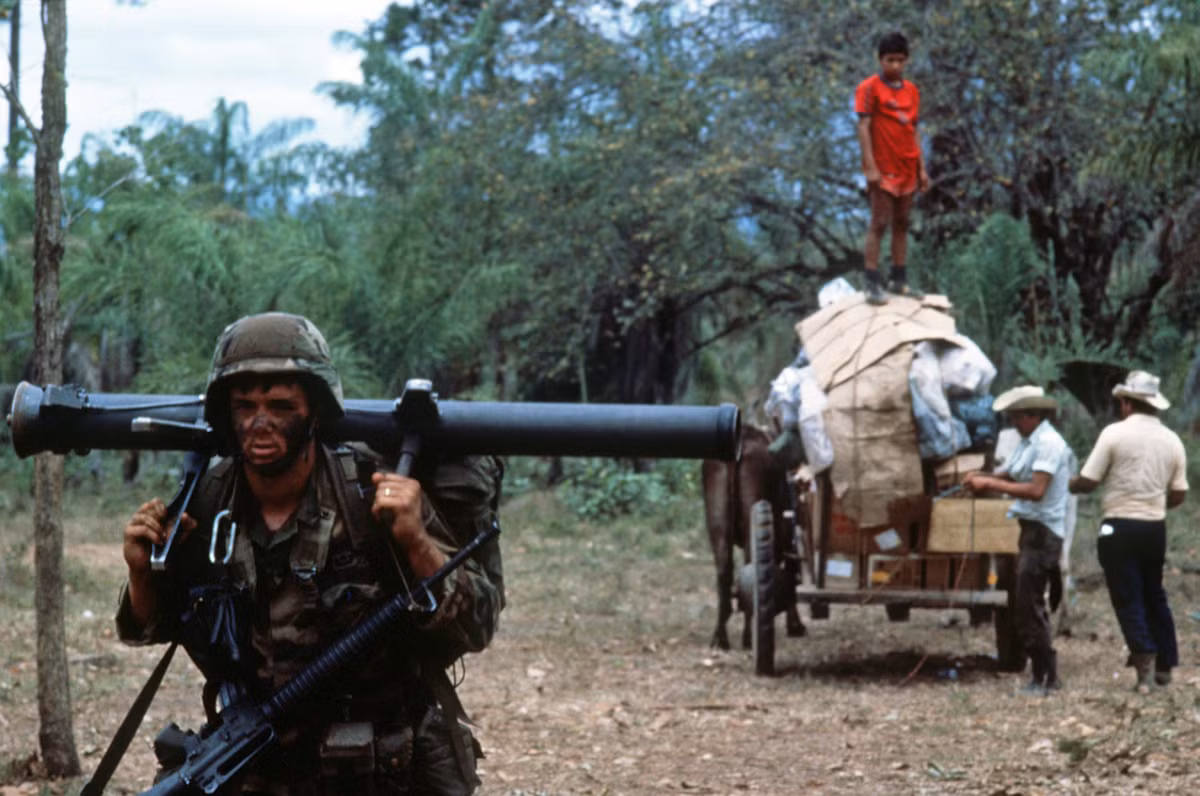 Tầm bắn của M67 vào khoảng 2000 mét với sơ tốc đầu nòng chỉ khoảng 200 mét/giây - tốc độ đủ chậm để xạ thủ có thể nhìn rõ được đường đạn để hiệu chỉnh lại những phát bắn sau. Nguồn ảnh: Pinterest.