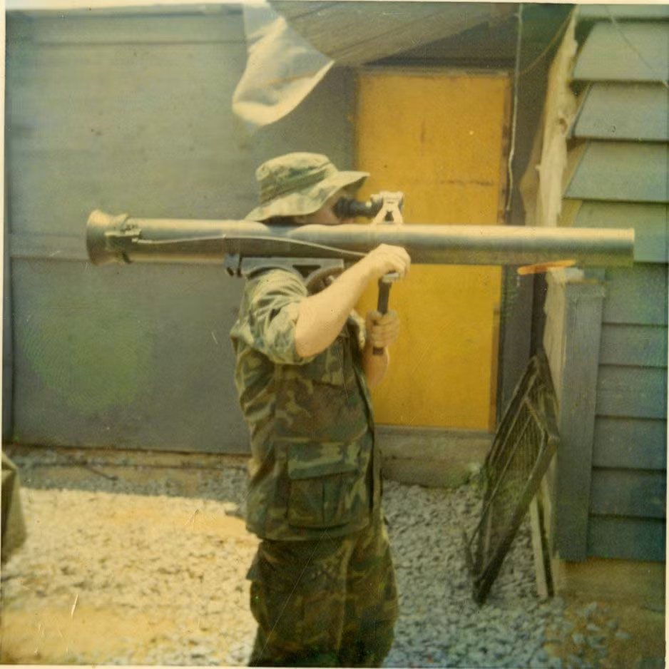 Trong tác chiến, mỗi một tổ sử dụng súng phóng lựu M67 sẽ bao gồm ba người bao gồm một xạ thủ chính, một xạ thủ hỗ trợ và một xạ thủ bảo vệ tổ đội. Ngoài ra, kíp chiến đấu với M67 còn được hỗ trợ mang đạn dược bởi những thành viên khác trong đội hình tiến công. Nguồn ảnh: Pinterest.