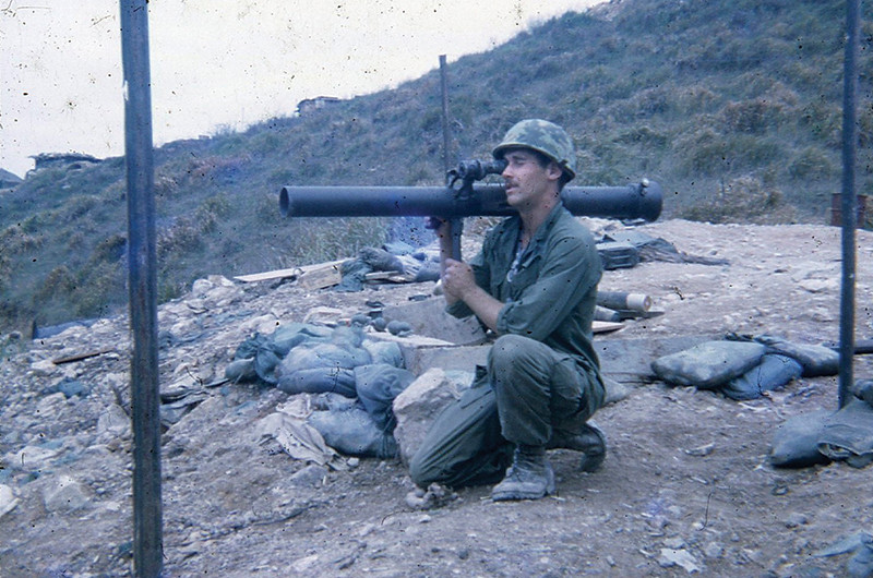 Khẩu súng này cũng sớm xuất hiện ở chiến trường Việt Nam cùng với quân đội Mỹ. Mặc dù là súng phóng lựu chống tăng, tuy nhiên trên chiến trường Việt Nam, quân đội Mỹ lại không có mấy lần được giáp mặt với xe tăng của quân giải phóng. Nguồn ảnh: Pinterest.