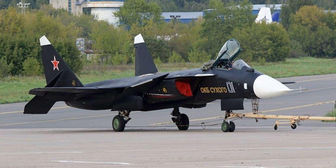 Có tên đầy đủ là Sukhoi Su-47 Berkut, chiếc phản lực cánh ngược được Nga chế tạo trong những năm 90 của thế kỷ trước này đã bất ngờ xuất hiện tại triển lãm MAKS 2019 trước sự ngỡ ngàng của khách thăm quan. Nguồn ảnh: BI.