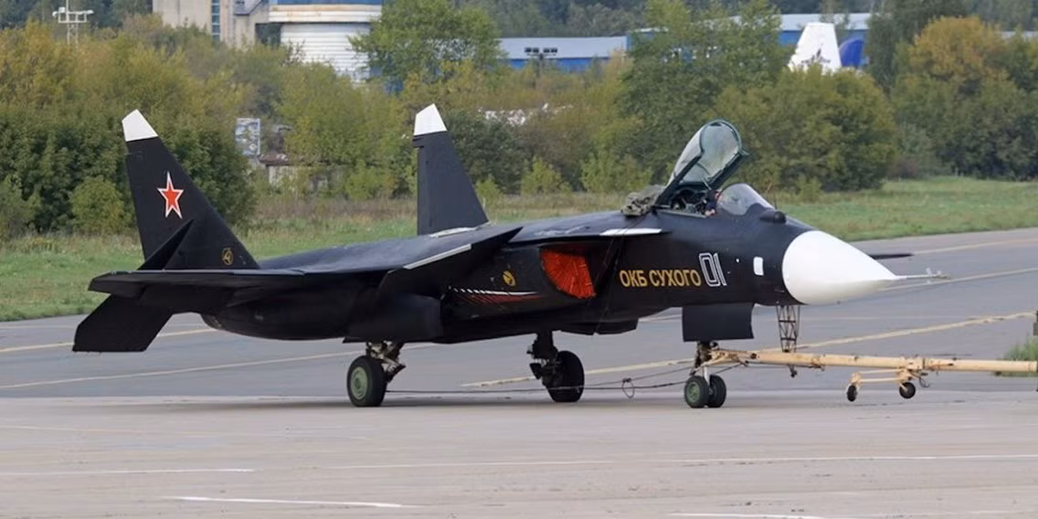 Có tên đầy đủ là Sukhoi Su-47 Berkut, chiếc phản lực cánh ngược được Nga chế tạo trong những năm 90 của thế kỷ trước này đã bất ngờ xuất hiện tại triển lãm MAKS 2019 trước sự ngỡ ngàng của khách thăm quan. Nguồn ảnh: BI.