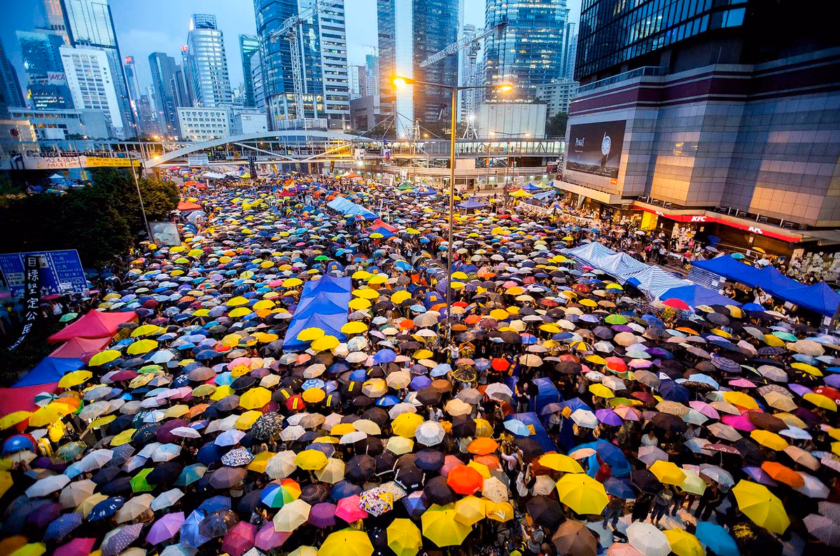 Các động thái trên diễn ra ngay sau cuộc tuần hành ở Hong Kong thu hút 1,7 triệu người xuống đường, tức là gần 1/4 trong tổng số hơn 7 triệu người trên đặc khu. Đó là cuộc tuần hành lớn thứ hai của phong trào, sau cuộc biểu tình với gần 2 triệu người tham gia vào ngày 16/6. Nguồn ảnh: AP.
