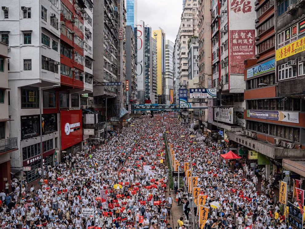 Thông tin được hai mạng xã hội lớn bậc nhất thế giới đăng tải cho biết, Facebook đã xoá 7 Fanpage cùng 3 nhóm công khai cùng 5 tài khoản cá nhân với nội dung truyền tải thông tin sai lệch. Nguồn ảnh: AP.