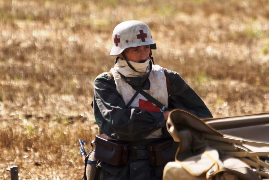 Tuy nhiên ít ai biết rằng lực lượng này ban đầu có trang phục cực kỳ đặc biệt, bao gồm mũ màu trắng với chữ thập đỏ cùng với một tấm vải trắng cùng chữ thập đỏ che trước ngực và lưng. Nguồn ảnh: Thearchive.