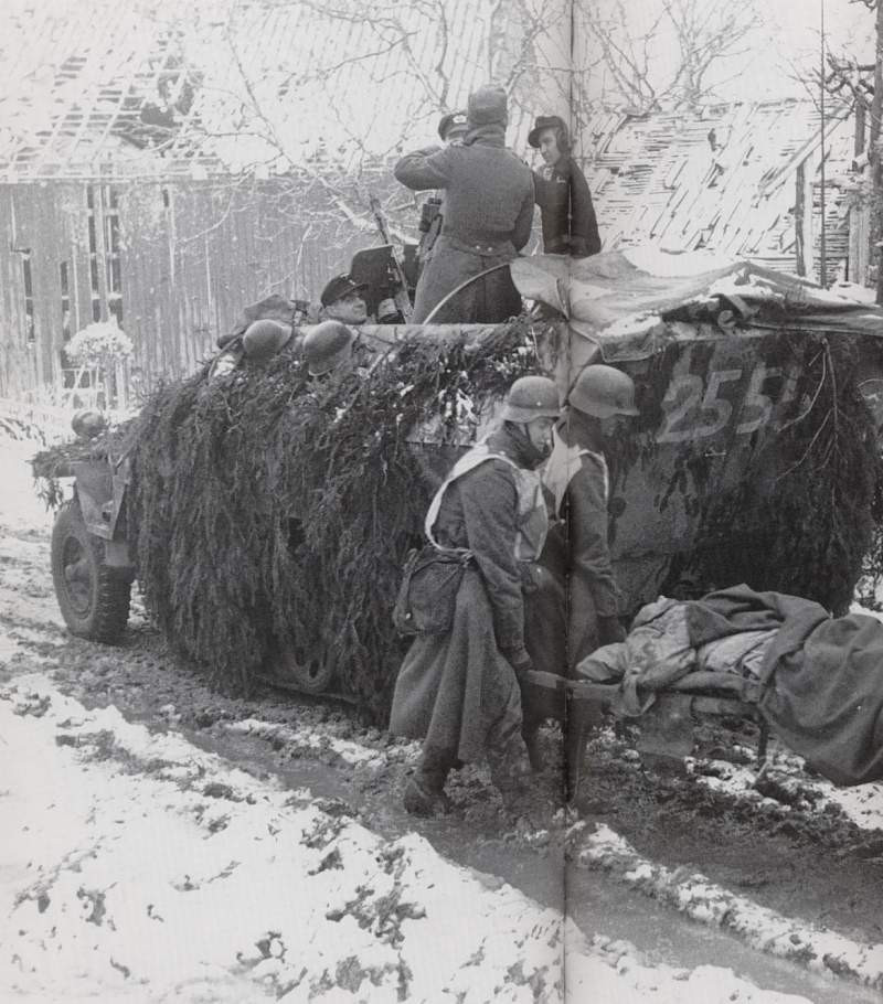 Trong khi đó với một bác sĩ, thời gian đào tạo lại lâu hơn rất nhiều và thông thường quân đội Đức hay cho nhập ngũ những sinh viên y khoa đang học năm thứ hai, thứ ba để giảm bớt thời gian đào tạo. Nguồn ảnh: Thearchive.