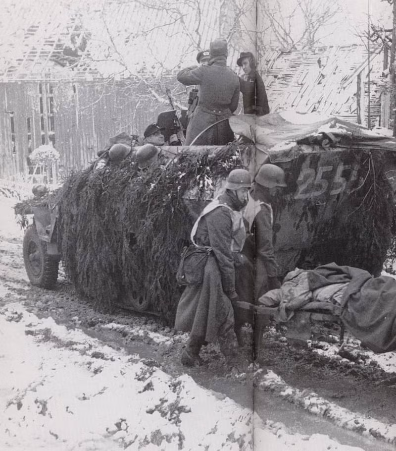 Trong khi đó với một bác sĩ, thời gian đào tạo lại lâu hơn rất nhiều và thông thường quân đội Đức hay cho nhập ngũ những sinh viên y khoa đang học năm thứ hai, thứ ba để giảm bớt thời gian đào tạo. Nguồn ảnh: Thearchive.