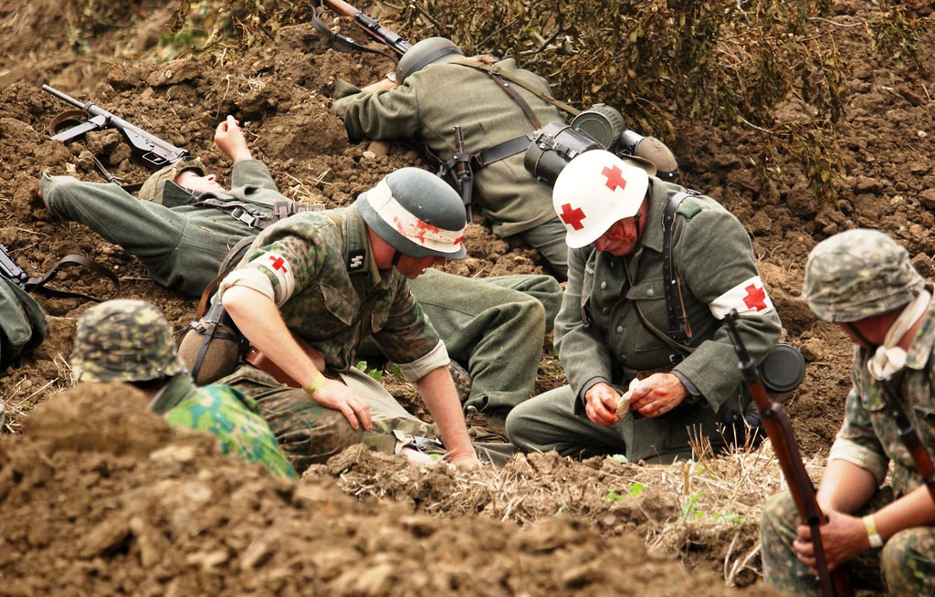 Thông thường, một quân y sĩ trên chiến trường chỉ cần đào tạo qua một khóa học quân y cơ bản kéo dài 7 tuần trước khi có thể được tung ra trận chiến. Nguồn ảnh: Thearchive.