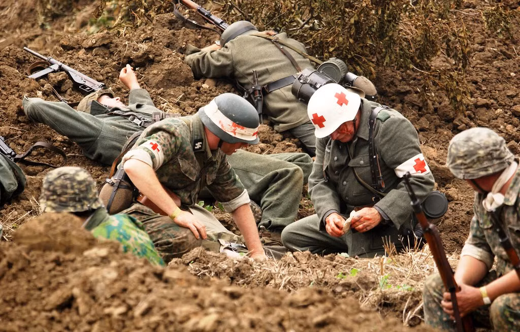 Thông thường, một quân y sĩ trên chiến trường chỉ cần đào tạo qua một khóa học quân y cơ bản kéo dài 7 tuần trước khi có thể được tung ra trận chiến. Nguồn ảnh: Thearchive.