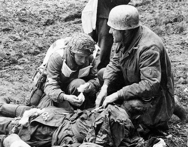 Kiểu trang phục như thế này khiến quân y Đức rất dễ được nhận thấy trên chiến trường, đồng đội có thể gọi quân y ngay lập tức khi thấy người này ở gần. Nguồn ảnh: Thearchive.