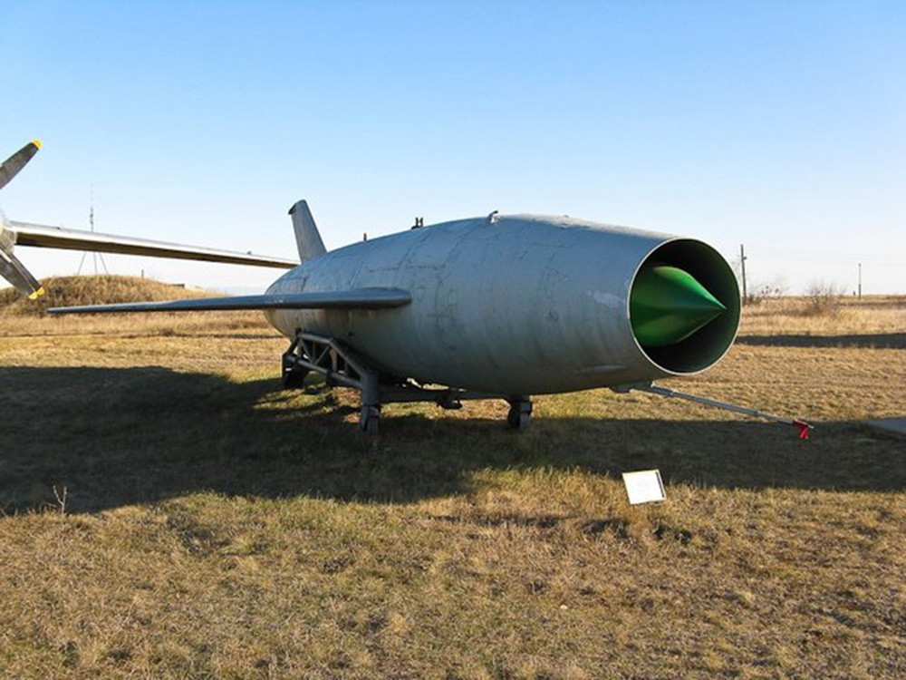 Tổng cộng trong thập niên 60 Liên Xô có trong tay khoảng 40 chiếc Tu-95K và 25 chiếc Tu-95KD, tương đương với lực lượng khoảng gần 150 quả tên lửa Kh-20 trong toàn bộ Hồng quân. Tuy nhiên sau này mỗi máy bay Tu-95K chỉ còn được mang theo một tên lửa Kh-20 để đảm bảo an toàn bay. Nguồn ảnh: Wiki.