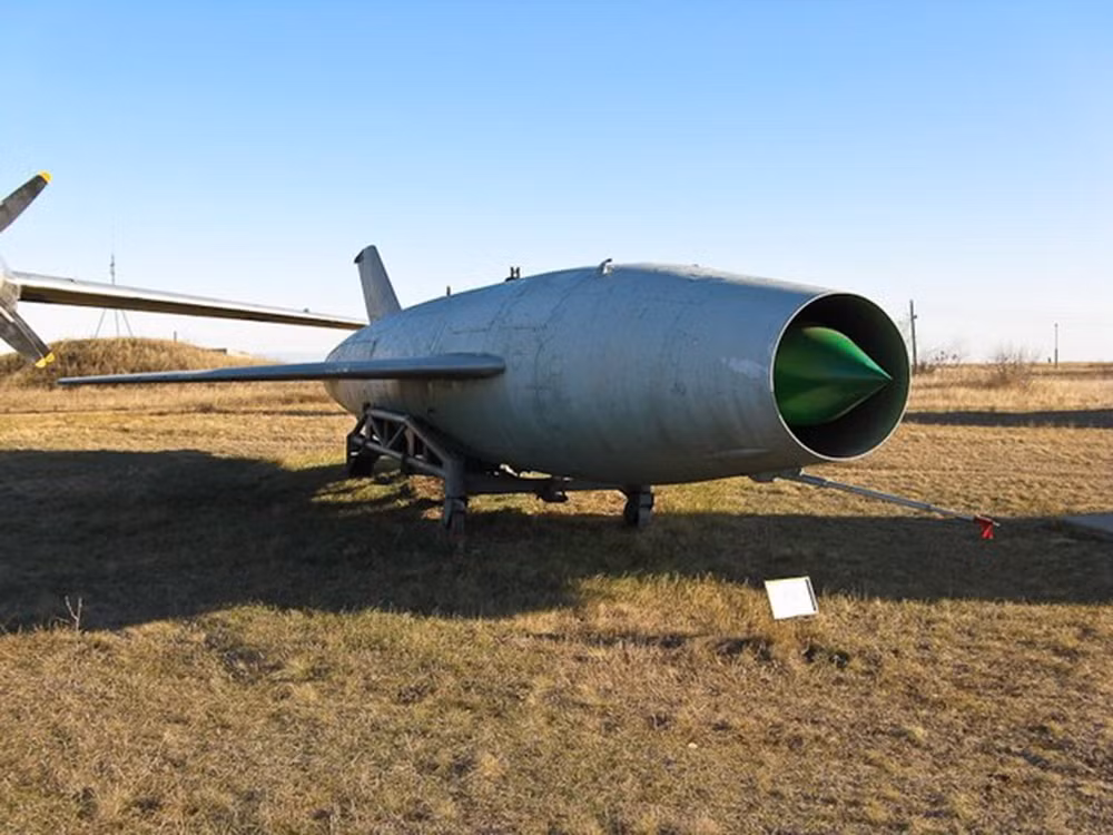 Tổng cộng trong thập niên 60 Liên Xô có trong tay khoảng 40 chiếc Tu-95K và 25 chiếc Tu-95KD, tương đương với lực lượng khoảng gần 150 quả tên lửa Kh-20 trong toàn bộ Hồng quân. Tuy nhiên sau này mỗi máy bay Tu-95K chỉ còn được mang theo một tên lửa Kh-20 để đảm bảo an toàn bay. Nguồn ảnh: Wiki.