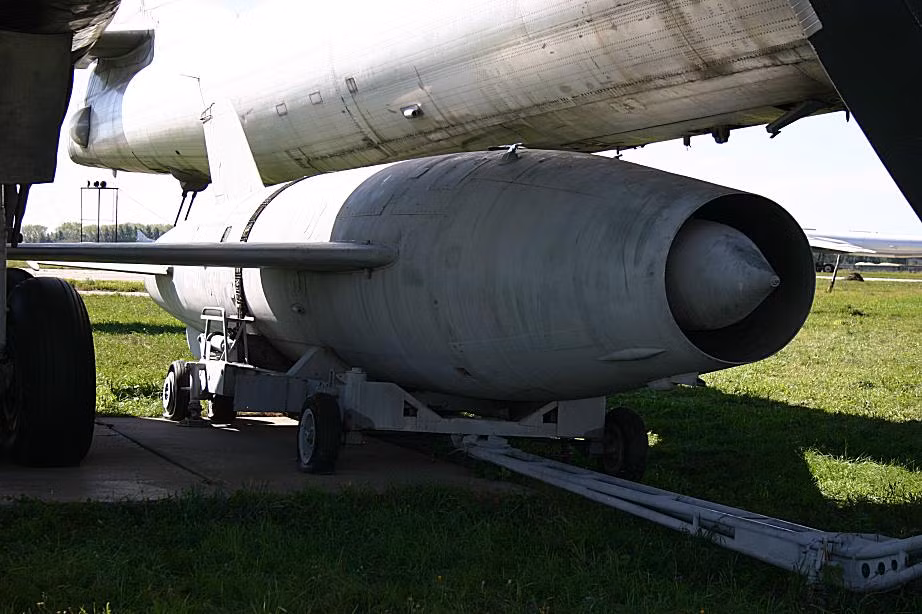 Ban đầu, loại tên lửa có hình dáng như chiếc MiG-21 này được thiết kế để trang bị cho các máy bay ném bom chiến lược tầm xa Tu-95. Nguồn ảnh: StudFiles.