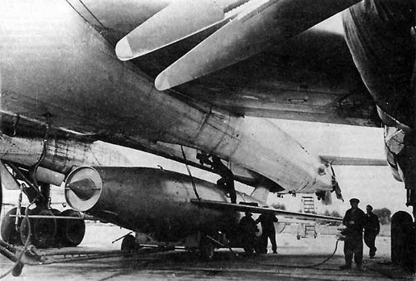 Tuy nhiên đến năm 1960, tên lửa hành trình Kh-20 vẫn được đưa vào trang bị trong biên chế của quân đội Liên Xô. Phiên bản được sản xuất hàng loạt mang tên Kh-20M và mỗi máy bay ném bom Tu-95 mang theo được tối đa hai quả tên lửa loại này. Nguồn ảnh: StudFiles.