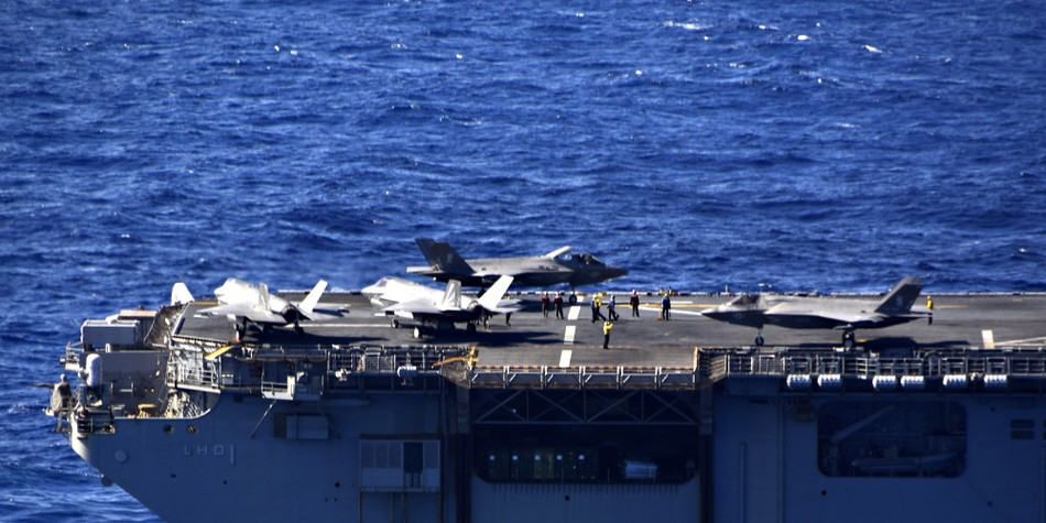 Cụ thể, cuộc tập trận diễn ra tại vùng Biển San Hô hay còn có tên gọi khác là biển Coral nằm ở phía Đông Bắc Australia và là một trong những tuyến đường giao thông tấp nập nhất để tàu bè ra - vào biển Đông. Nguồn ảnh: Sina.