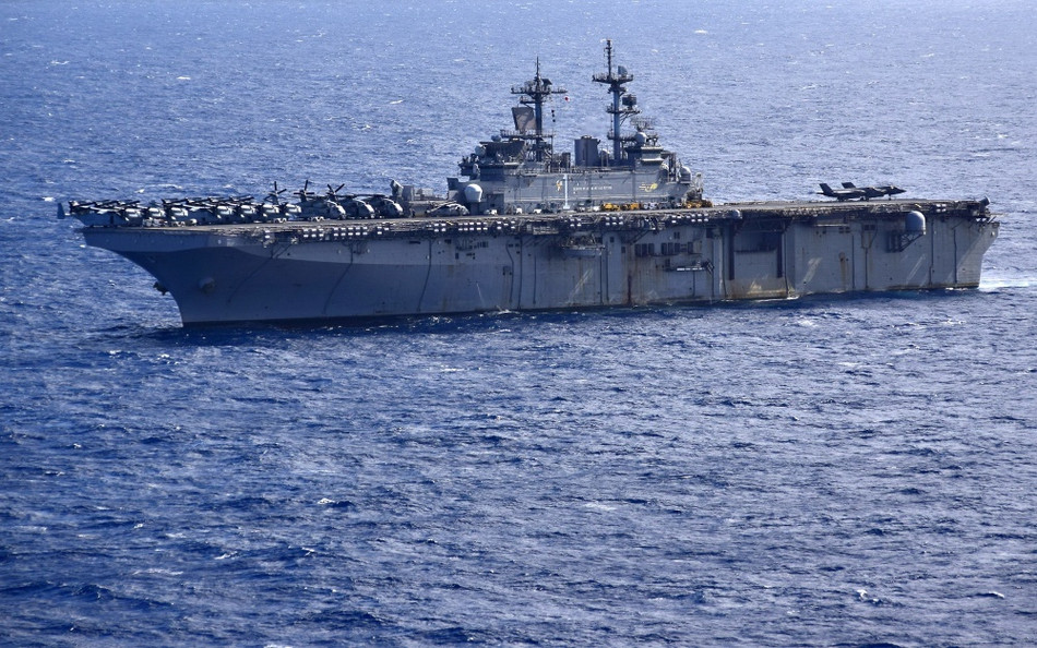 Trong lần tập trận này, tàu đổ bộ tấn công USS Wasp đã thực hiện huấn luyện triển khai và thu hồi chiến đấu cơ F-35B với cường độ cao, mô phỏng tính huống chiến đấu yêu cầu lực lượng không quân Thuỷ quân Lục chiến hoạt động hết công suất nhất có thể. Nguồn ảnh: Sina.