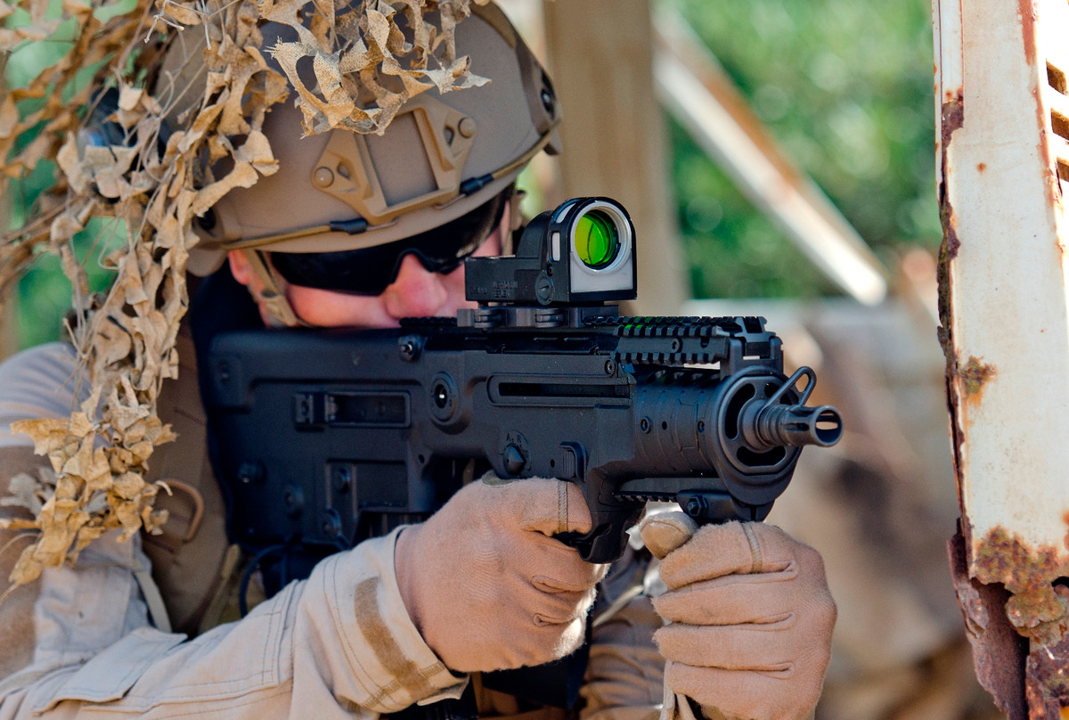 Khẩu tiểu liên IWI Tavor X95 hay còn được biết tới với tên gọi khác là Micro Tavor, MTAR hay MTAR-21 là khẩu tiểu liên Bullpup được thiết kế giống hệt khẩu súng trường tấn công Tavor hiện đang được Hải quân Đánh bộ Việt Nam sử dụng chỉ có điều nhỏ hơn và dùng cỡ đạn cũng nhỏ hơn. Nguồn ảnh: Gunsb.